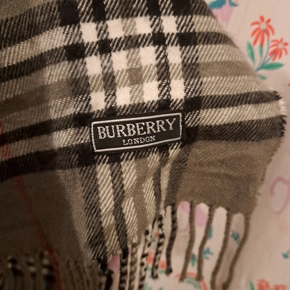 Vintage Burberry Grey & Black Nova Check Cashmere Neutral Warm Winter Scarf - Picture 7 of 7